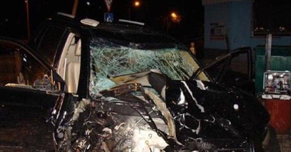 Спасла броня автомобиля: в Каховке подорвали машину предавшего Украину криминального авторитета