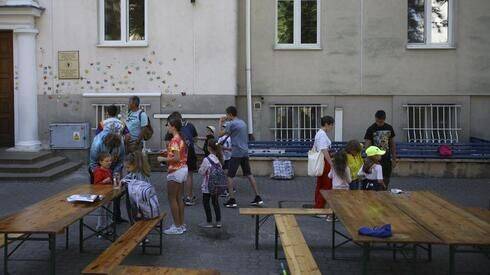 Русскоязычные евреи из США готовят детей украинских беженцев к началу учебного года в Варшаве