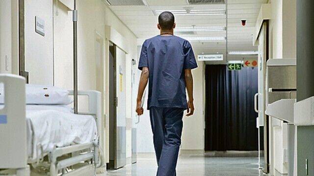 "Почему ты не голая?": врача больницы Нагарии наказали за похабные шутки