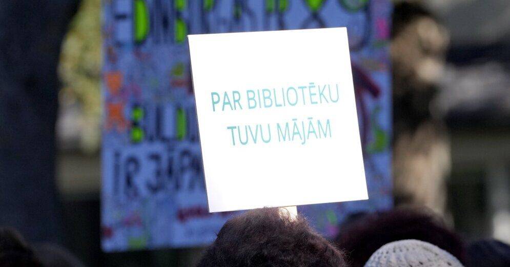 ФОТО. В Юрмале жители протестуют против закрытия библиотек