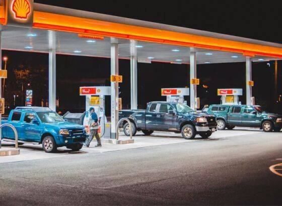 Цены на бензин в США упали ниже $4