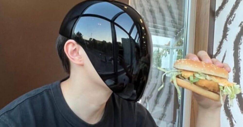 Блогер показал, как купить бургер в инопланетной маске от Balenciaga