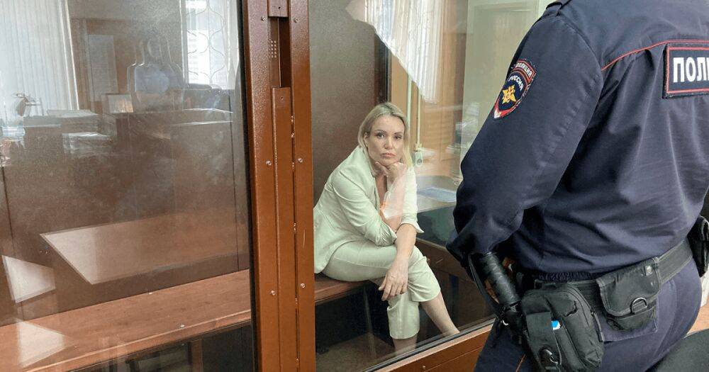 Экс-сотрудницу "Первого канала" Овсянникову отправили под домашний арест в РФ (фото)