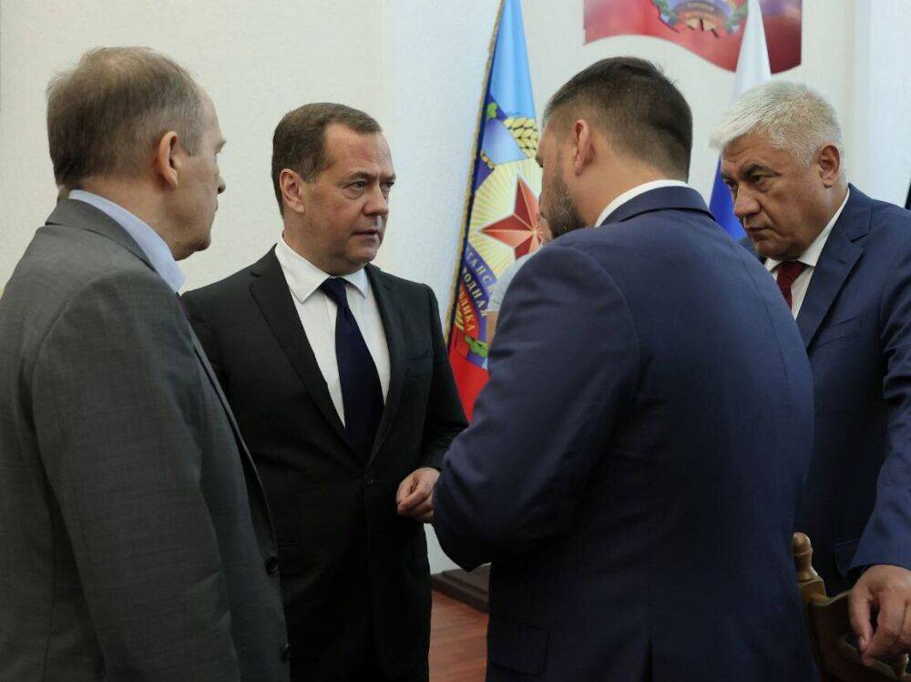 Медведев побывал во временно оккупированной Луганской области, взяв с собой Кириенко, Бастрыкина и Бортникова