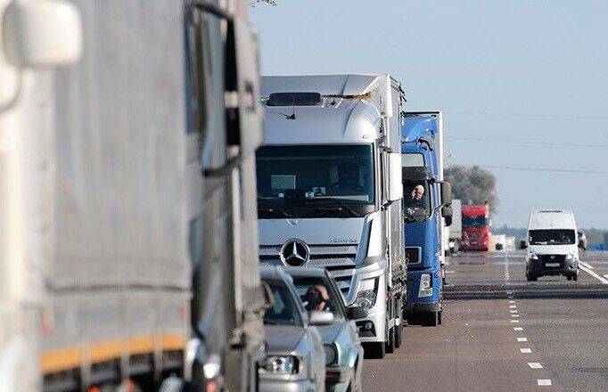 ГПК: число легковых авто на въезд в ЕС увеличилось в 2,5 раза с начала недели, а грузового – уменьшилось наполовину
