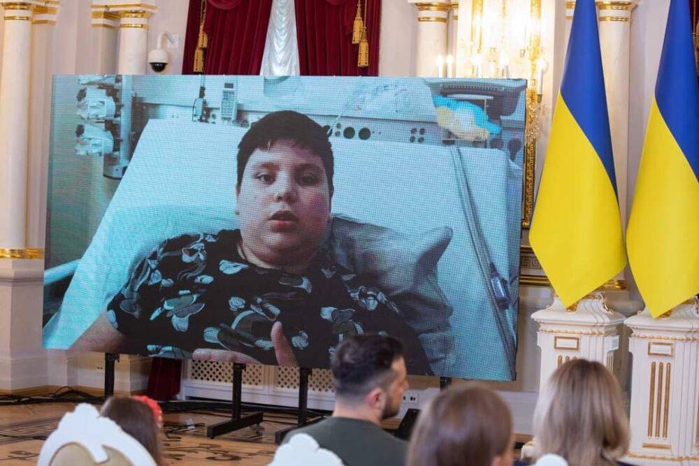 Зеленский наградил харьковского подростка, который накрыл собой товарища и получил ранение сердца
