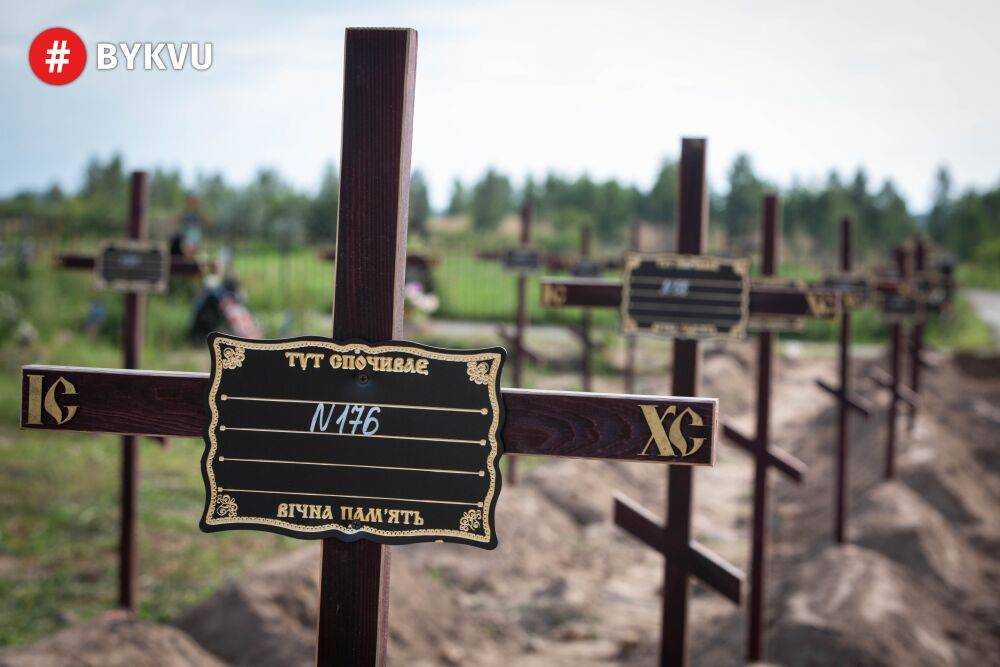 У Бучі почали ховати невідомих цивільних, які загинули під час російської окупації: фото