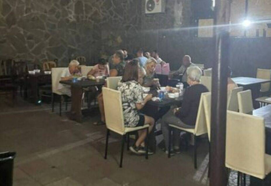 Окупований Сєвєродонецьк: у приміщенні кафе мешканців годують гарячими обідами