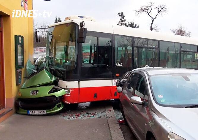 В Праге автобус смял легковушку: 7 пострадавших