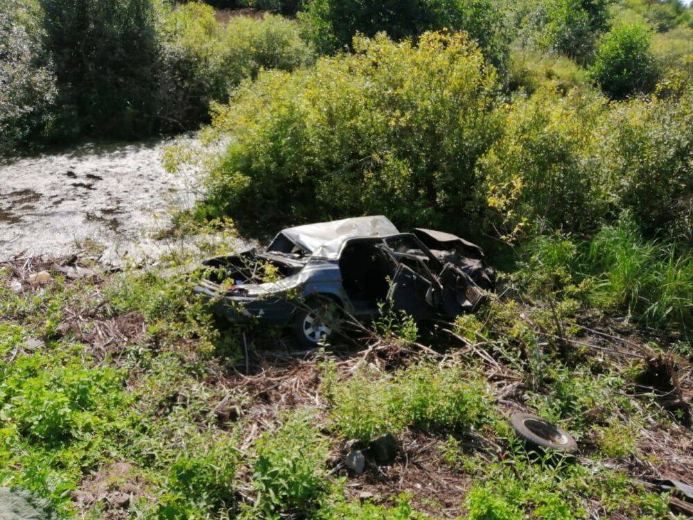 В Тверской области «Волга» упала в ручей — погиб один человек, трое пострадали