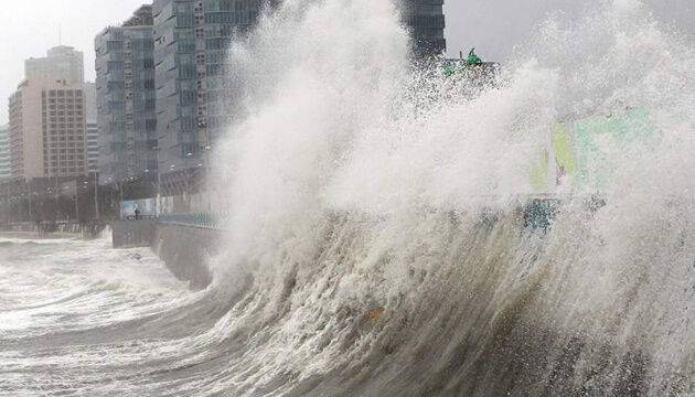На Японію обрушився тайфун "Меарі": евакуюють тисячі людей