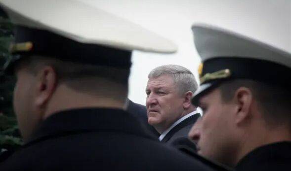 Экс-министра обороны Украины заподозрили в госизмене