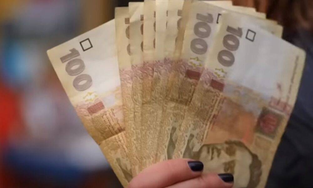 Тысячам пенсионеров доплатят по 2220 грн: кто попал в список
