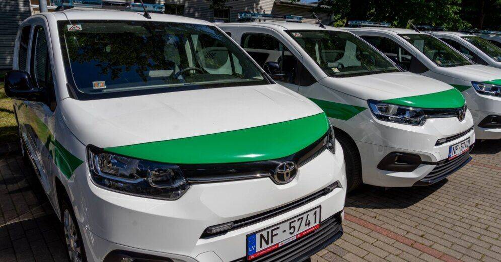 ФОТО: Парк Рижской полиции пополнился 20 новыми микроавтобусами