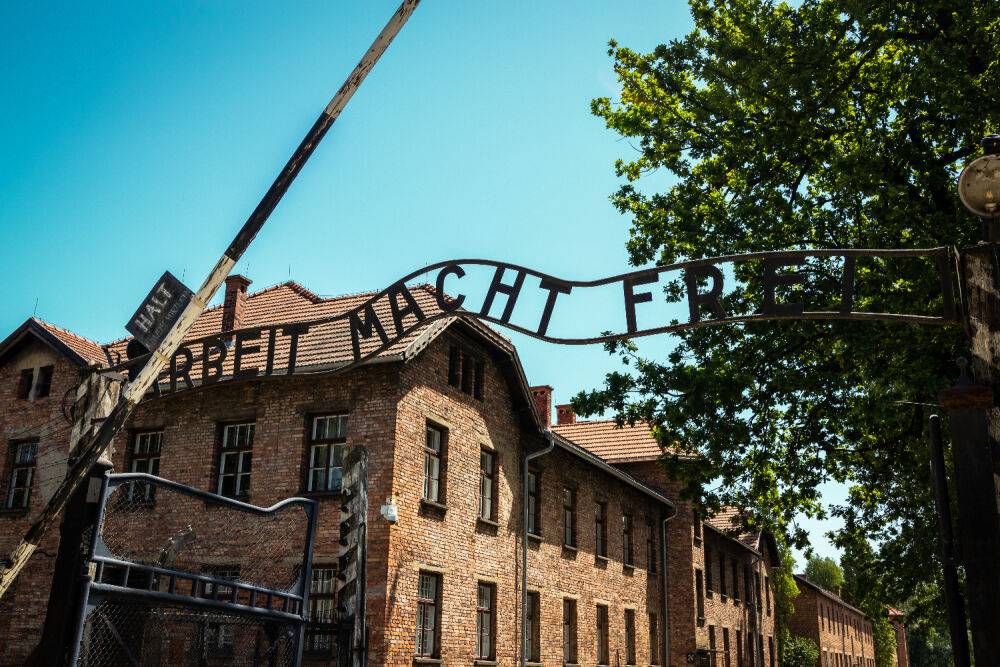 Правительство отменило школьные поездки в Освенцим: не договорились с Польшей