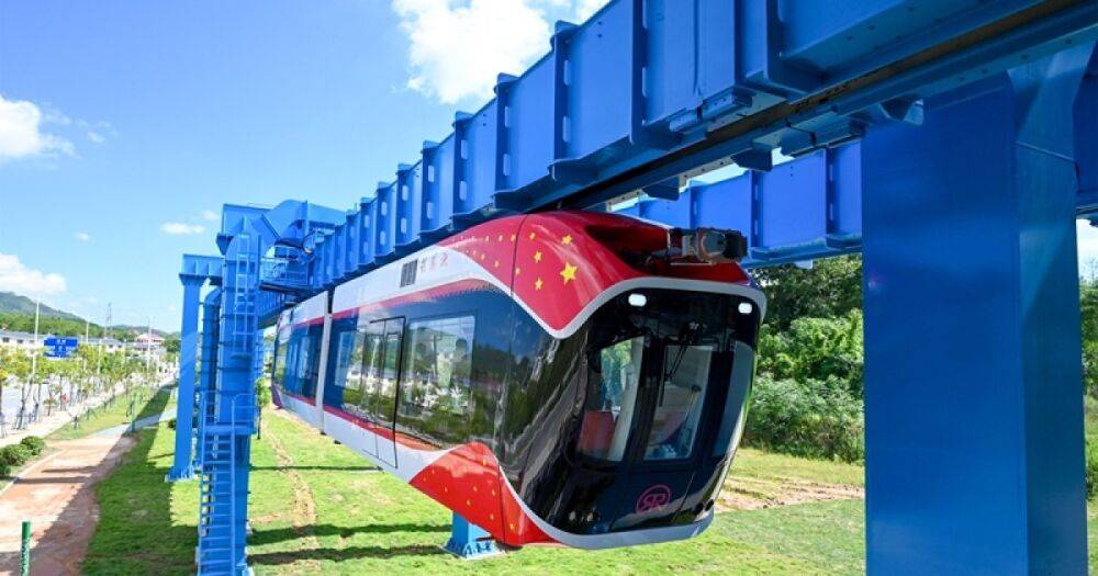Китай запустил первый в мире "небесный" поезд — парит в воздухе на магнитах (видео)