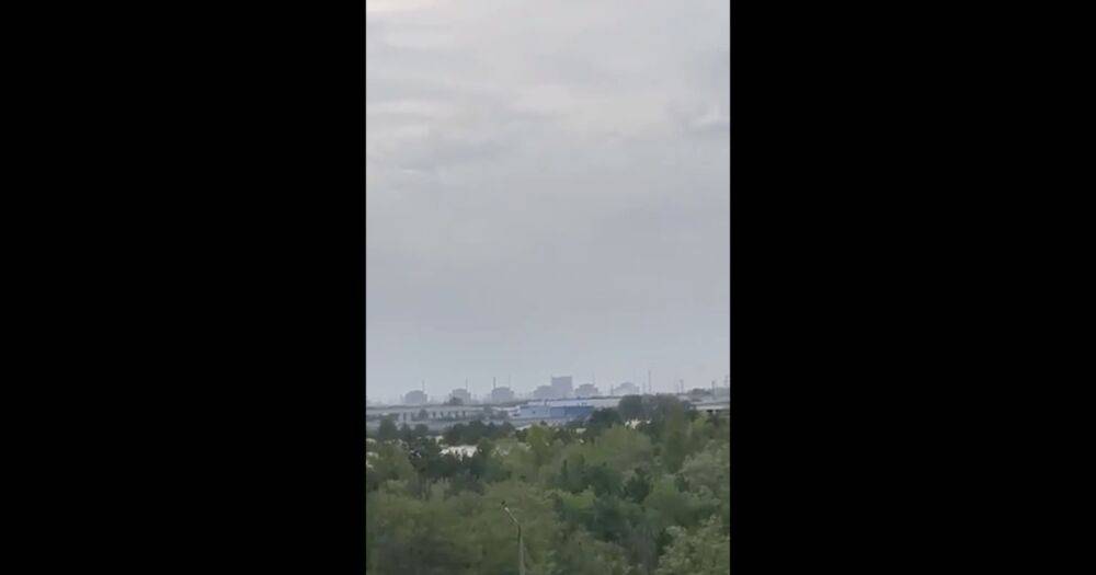 Над Запорожской АЭС виднеется дым: в Энергодаре слышали взрывы (видео)