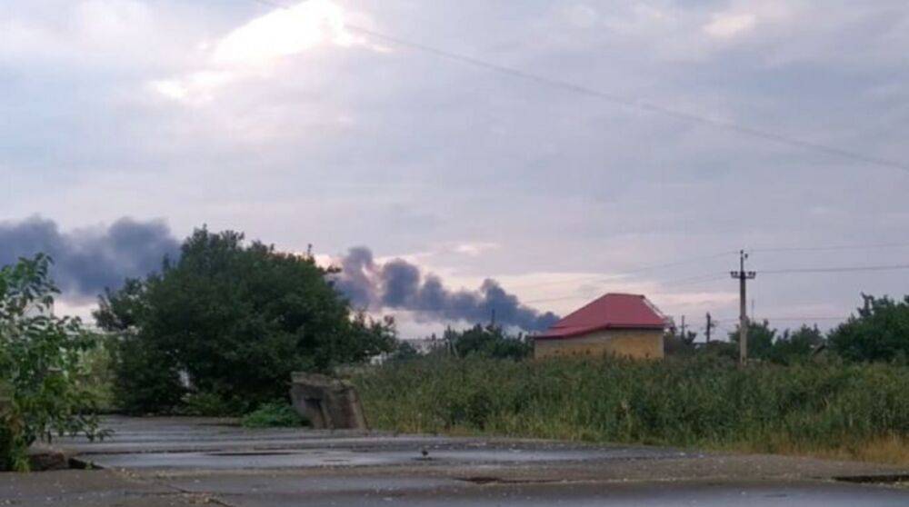 В Крыму снова взрывы и масштабный пожар – видео