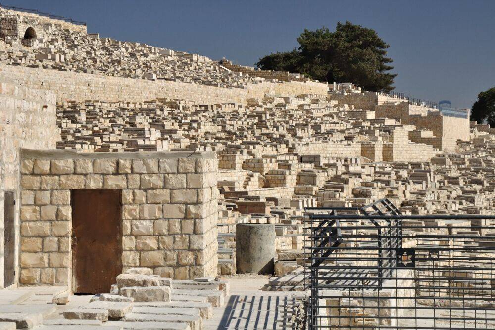Вспышки антисемитизма: осквернены могилы военных, израильский флаг разрисован похабщиной