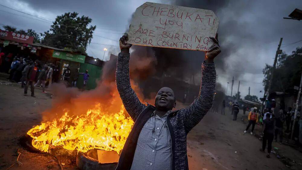 "Непрозрачные" выборы в Кении: раскол в избиркоме, драки и протесты