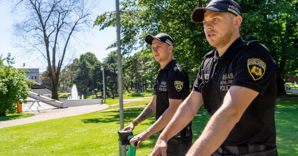 Рижские полицейские начали патрулировать город на электросамокатах