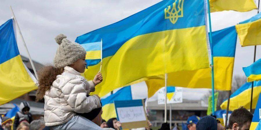 Почти вдвое возросло количество людей, идентифицирующих себя гражданами Украины — опрос