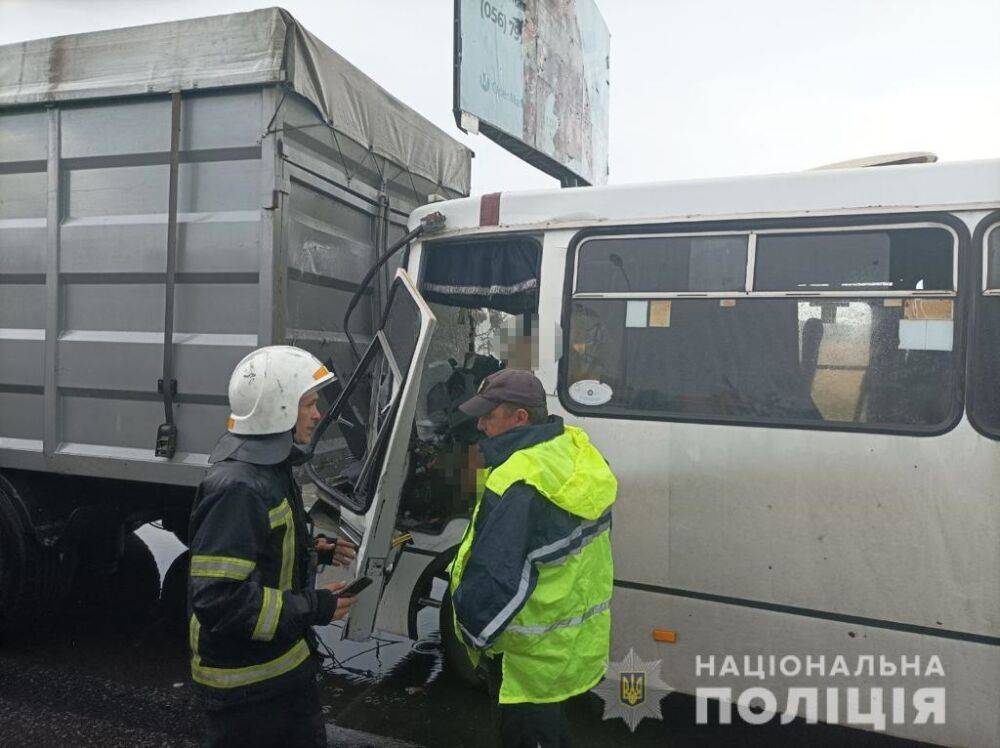 В Одессе маршрутка врезалась в грузовик: пострадали пассажиры