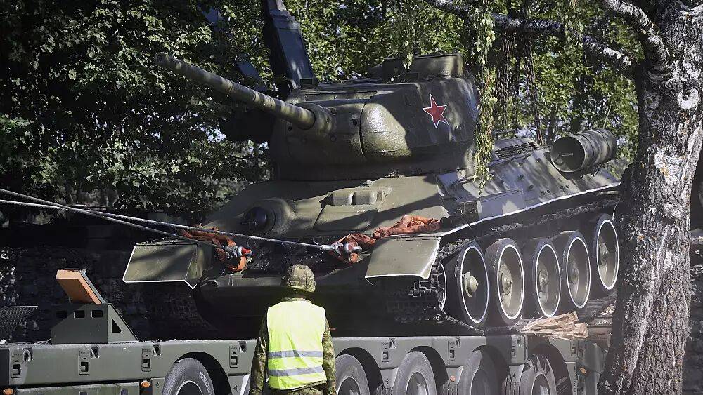 Советский танк Т-34 переехал из Нарвы в Эстонский военный музей под Таллином