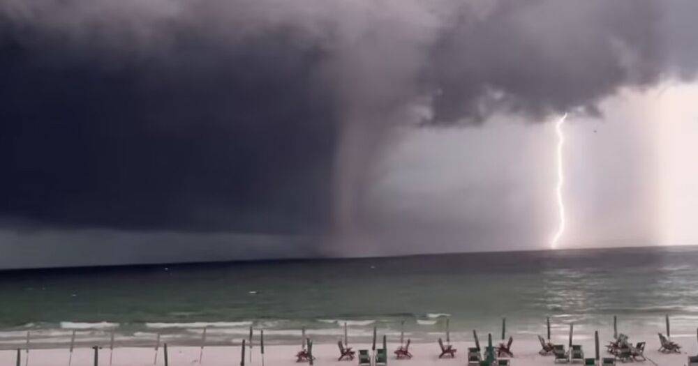 Гнев Посейдона. У берегов Флориды над океаном поднялся гигантский водяной смерч (видео)