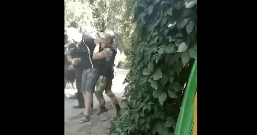 Пришел за ребенком: в Луганске мужчину "мобилизовали" у входа в детсад, — соцсети (видео)