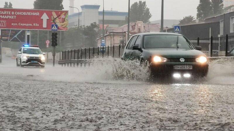 Одесу знову накрила потужна злива: на вулицях - потоп