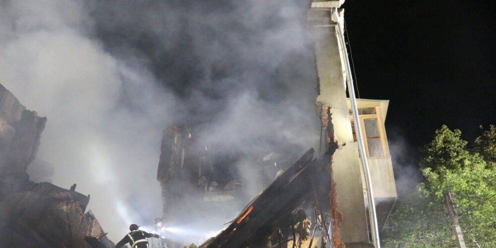 Ночной ракетный удар РФ по Харькову: спасатели продолжают тушить пожар в общежитии на Салтовке, под завалами ищут людей