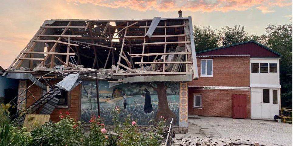 Атаки РФ в Днепропетровской области: оккупанты накрыли огнем жилые кварталы Никополя, повреждены дома, школа и храм