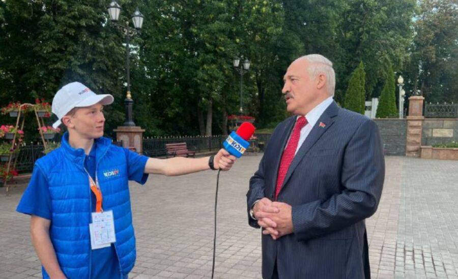 Взявший «интервью» у Лукашенко латвийский подросток получил паспорт Белоруссии и стал кадетом военного училища