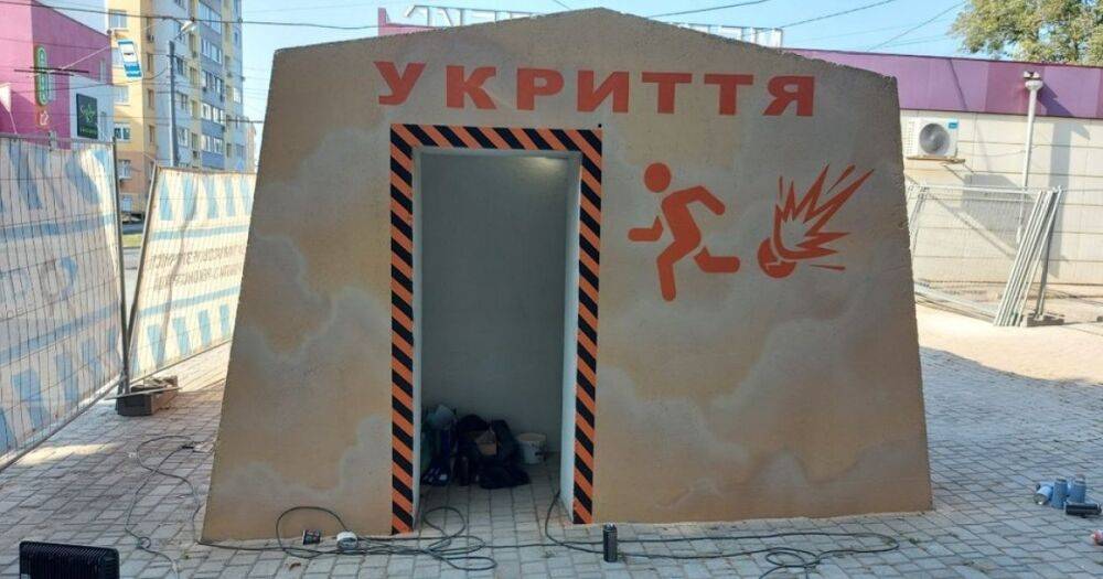 В Харькове появилась первая бетонная остановка: что внутри укрытия (фото, видео)