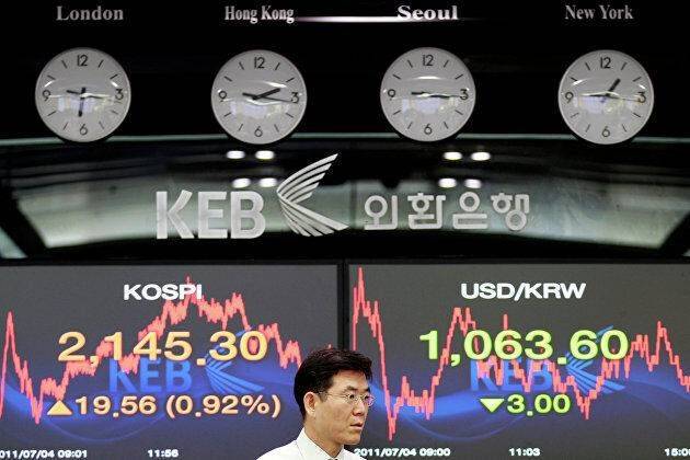 Азиатские фондовые индексы снижаются на уходе инвесторов от риска из-за глобальной нестабильности