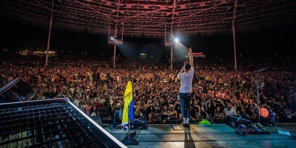 Группа OneRepublic подняла украинский флаг на концерте в Торонто