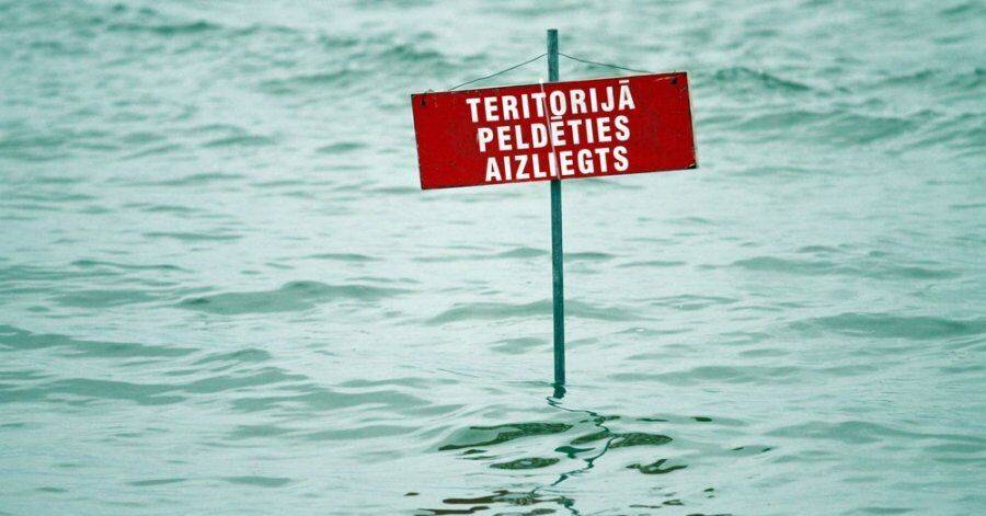 Засилье сине-зеленых водорослей: не рекомендуется купаться на пляже в Румбуле