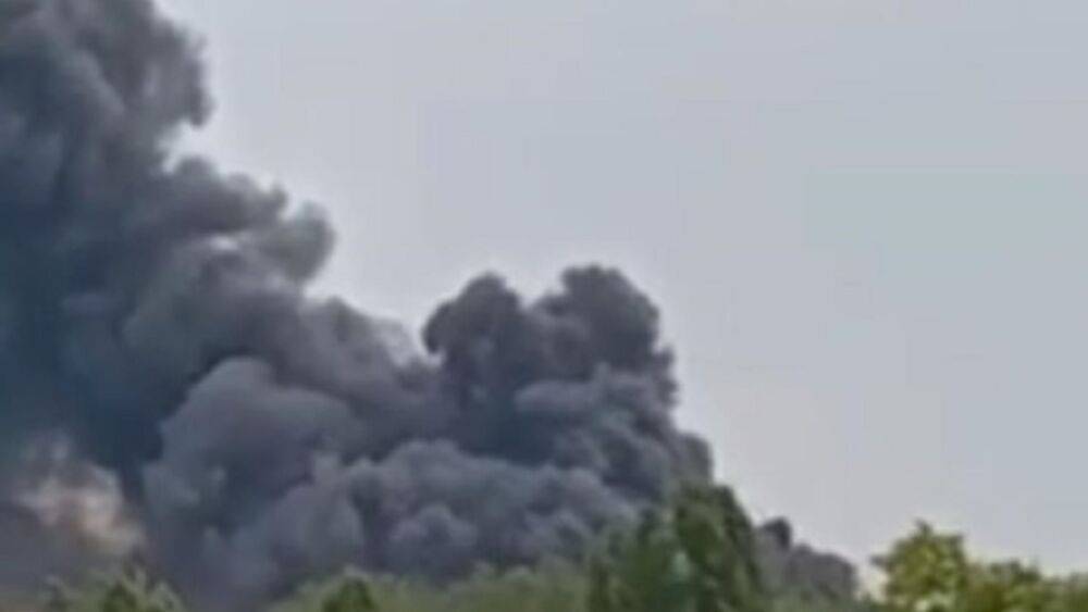 "Дым идет до сих пор": мощные взрывы раздались на базе оккупантов в Мелитополе, кадры