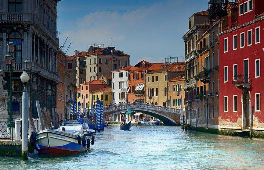 В Венеции австралийские туристы прокатились по каналу на серфах и были оштрафованы