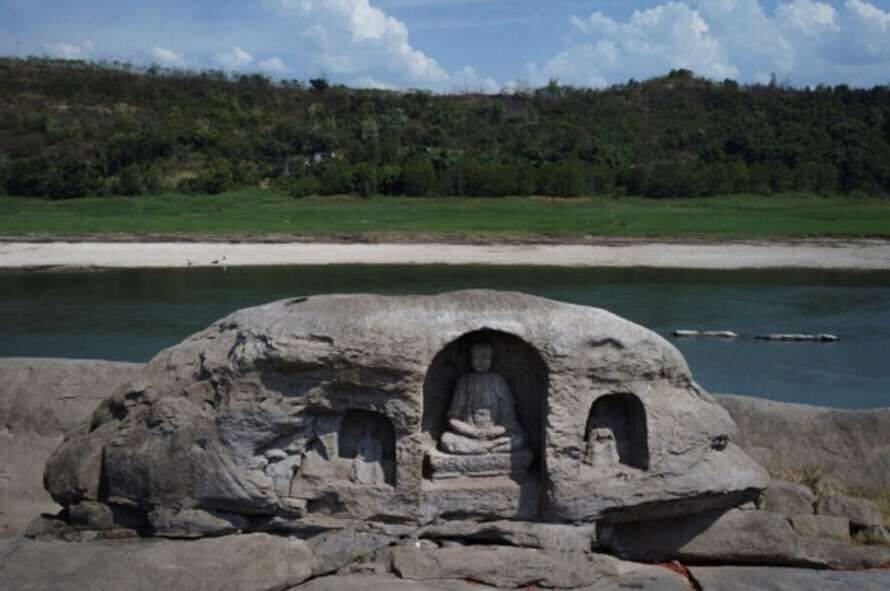У Китаї з-під води найбільшої річки проступили древні буддійські статуї (ФОТО, ВІДЕО)