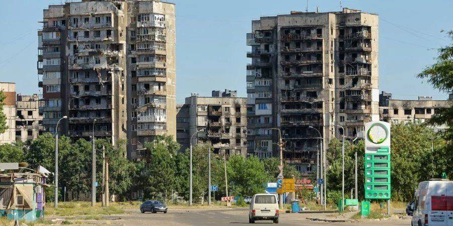 В Мариуполе оккупанты сносят разрушенные дома, в уцелевшие заселяют российских строителей — видео