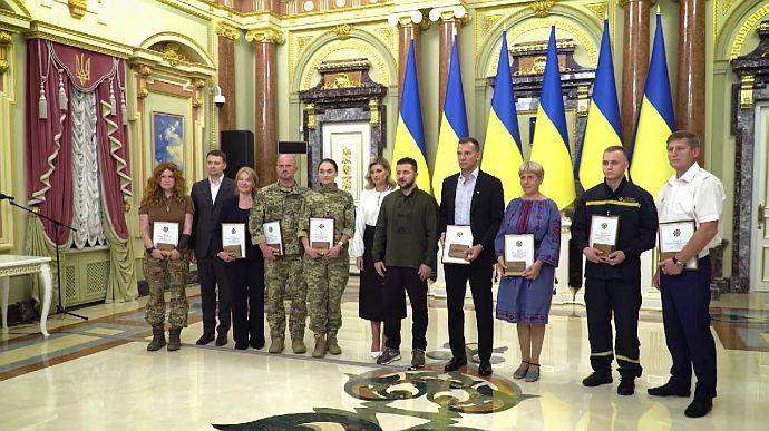 Зеленский вручил награды "легендам Украины"