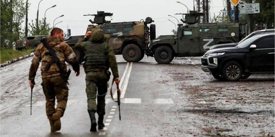 В Луганске оккупанты задерживают подростков, чтобы забрать старших членов семьи на фронт — Гайдай