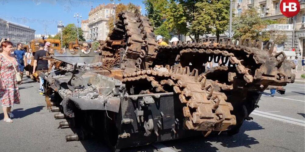 «Они хотели танки на Крещатике». В центре Киева проходит выставка уничтоженной техники РФ — видео НВ