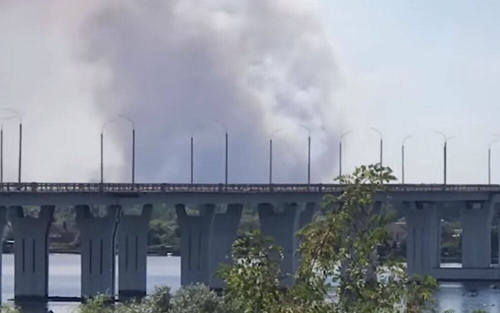 Около десятка прилетов: ВСУ нанесли серию ударов по Антоновскому мосту - видео