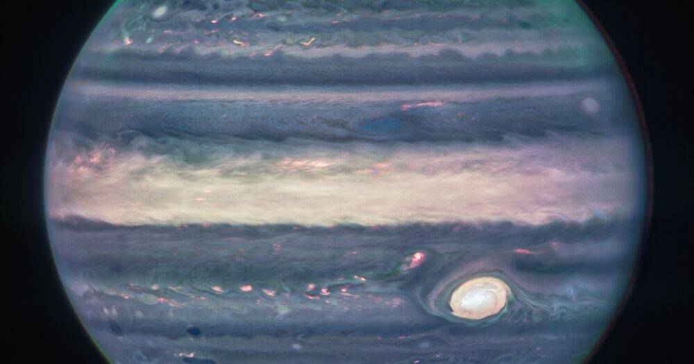 Сияние на полюсах Юпитера: NASA показало новые снимки, сделанные телескопом Джеймса Уэбба (фото)