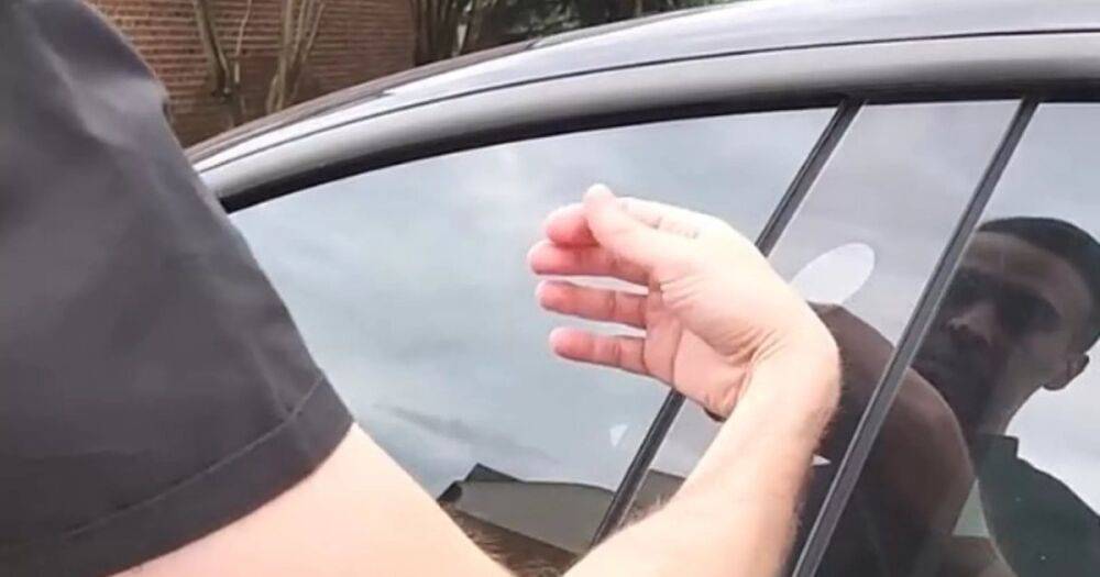 Владелец Tesla чипировался и может открывать авто легким движением руки (видео)