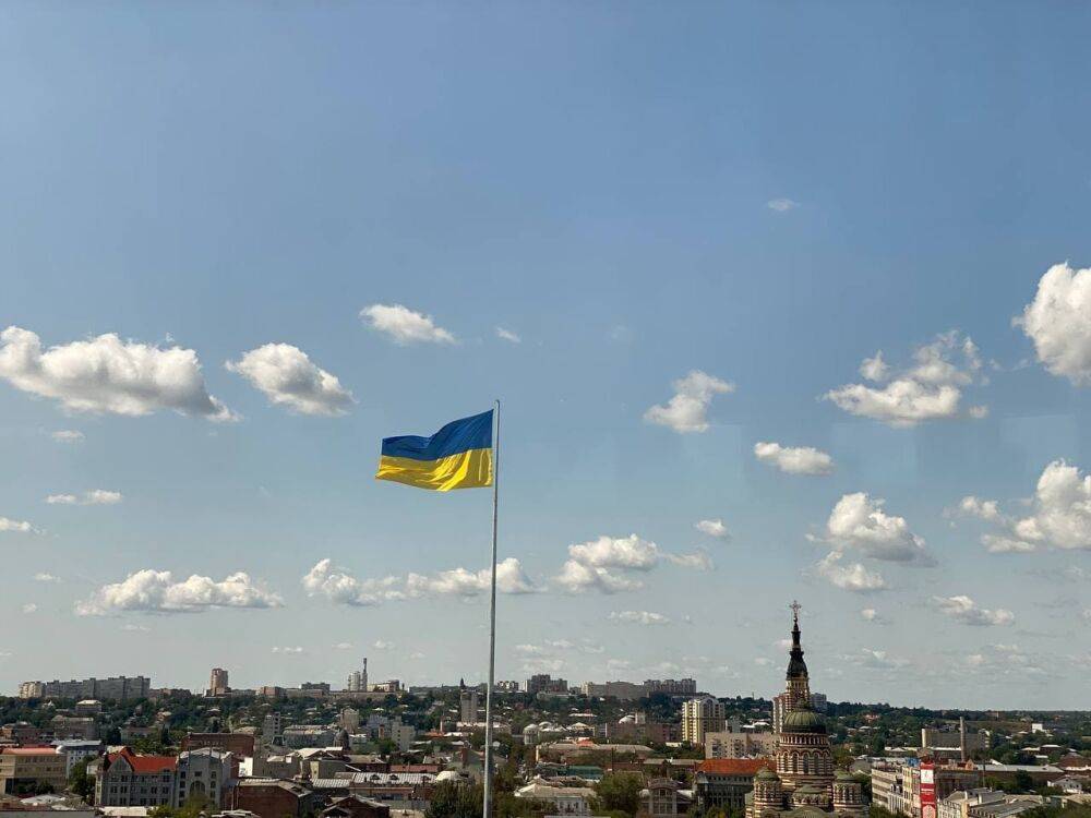 В День Государственного Флага на харьковском флагштоке заменили полотнище (видео)
