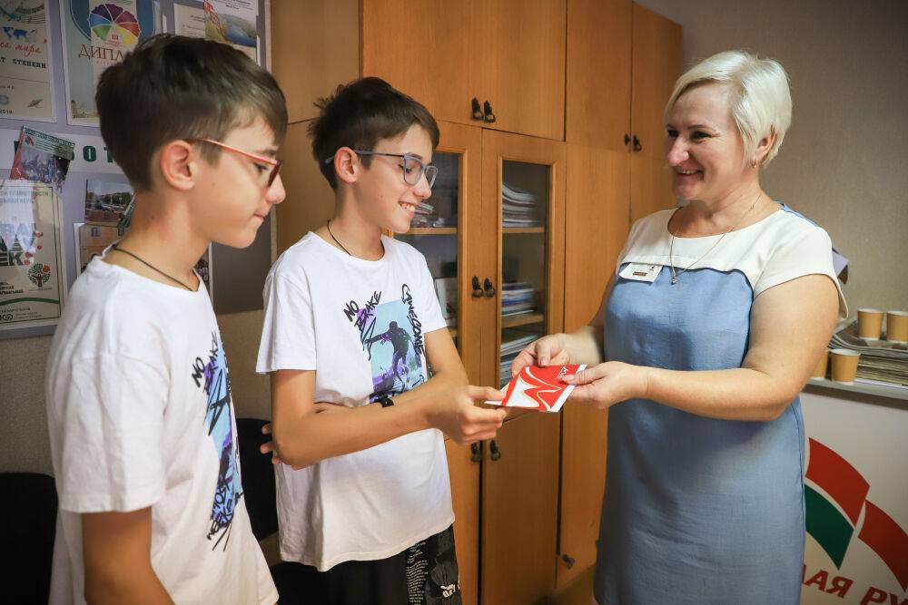 Подарки от областной организации РОО «Белая Русь» накануне учебного года получили гродненские школьники